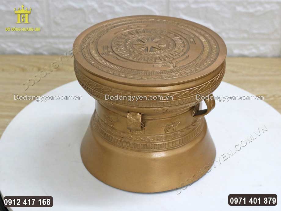 quả trống đồng c&oacute; k&iacute;ch thước nhỏ gia chủ c&oacute; thể đặt tr&ecirc;n b&agrave;n l&agrave;m việc